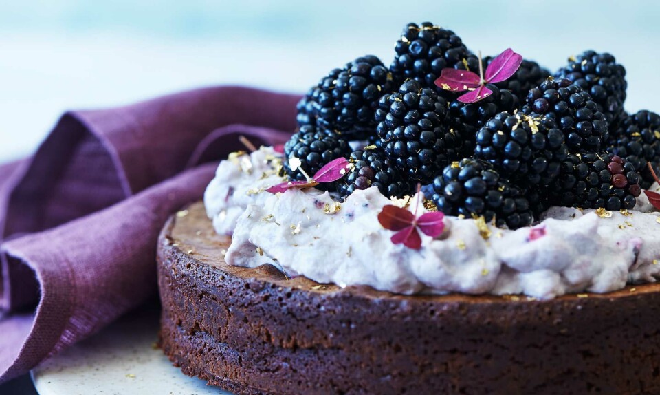Brownie med brombærcreme og friske bær