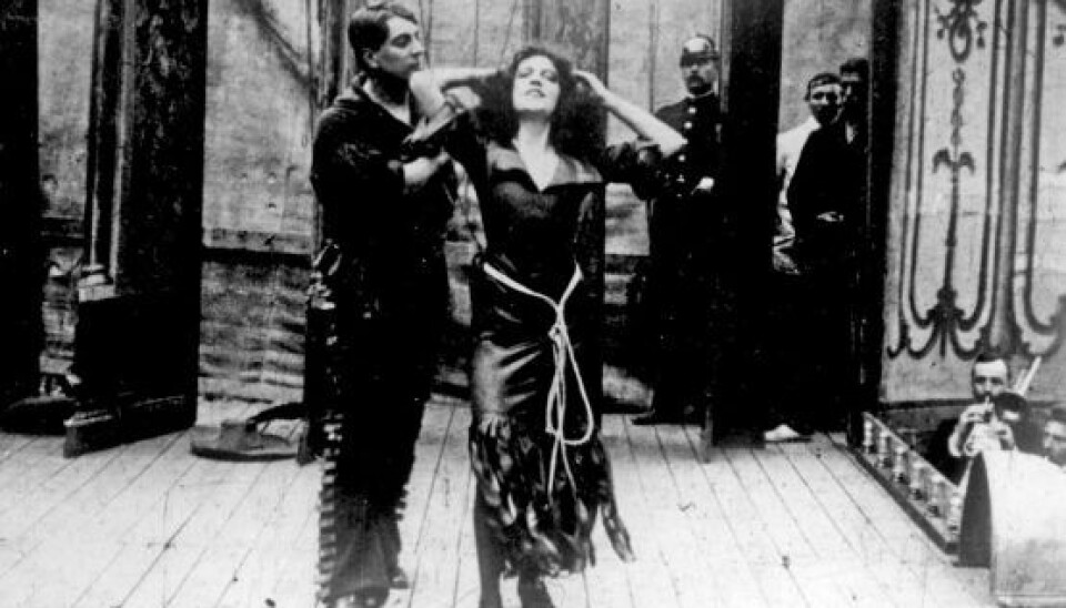 Asta Nielsen vrider sig og gør sig til i en fræk dans med unge Reumert i filmen 'Afgrunden'. (Foto: Egmonts Historiske Arkiv)