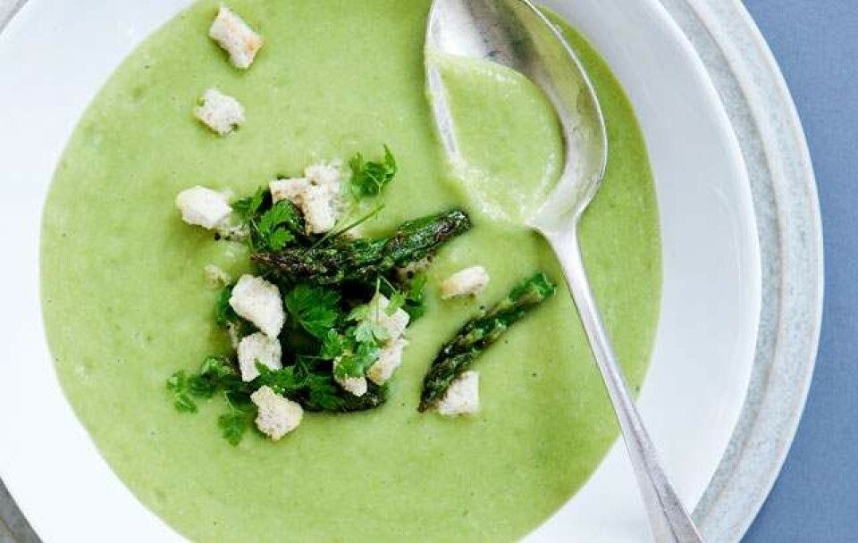 Opskrift på aspargessuppe med sprød topping