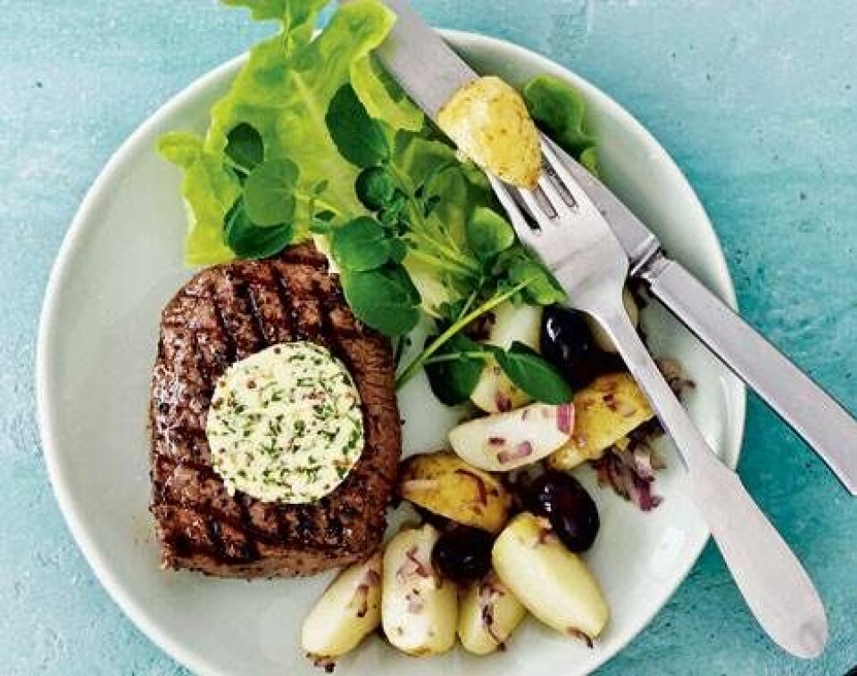 Peberbøffer med senneps-persille-smør og kartoffelsalat