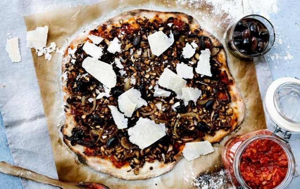 Pizza med løg, svampe, blåskimmelost og sorte oliven