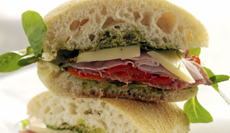 Opskrift på panino med salat og skinke