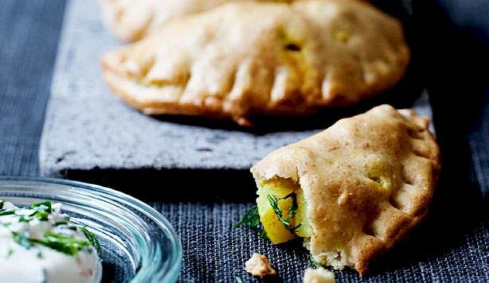 Opskrift på spelt-pirogger med rejer, kartofler, karry og dild