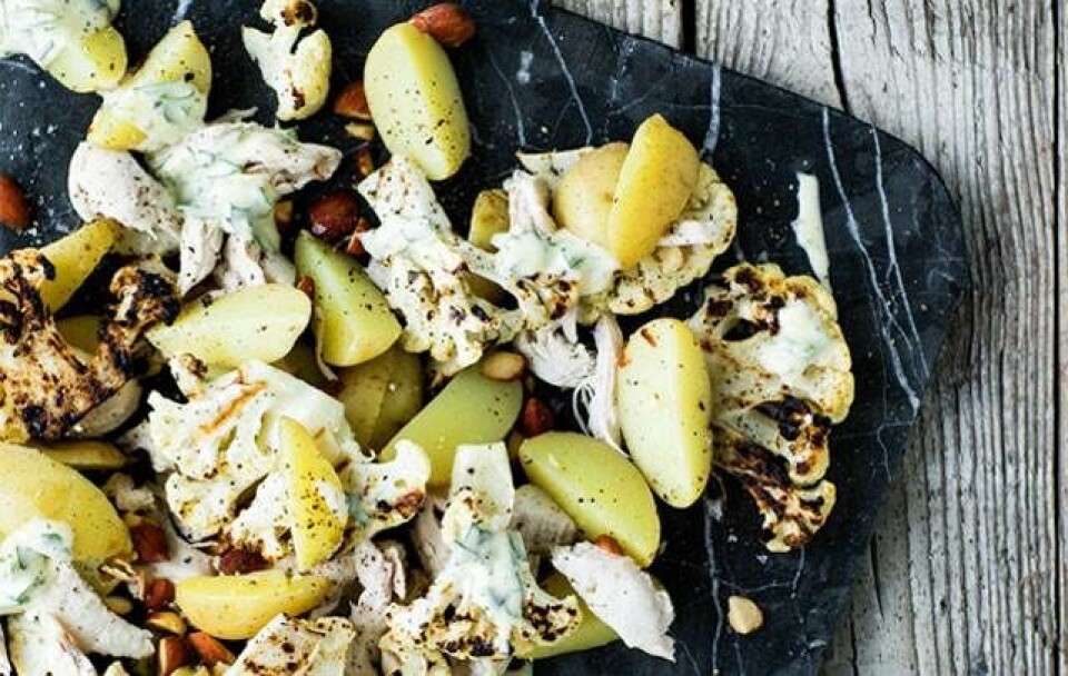 Kartoffelsalat med grillet blomkål, kylling og estragoncreme