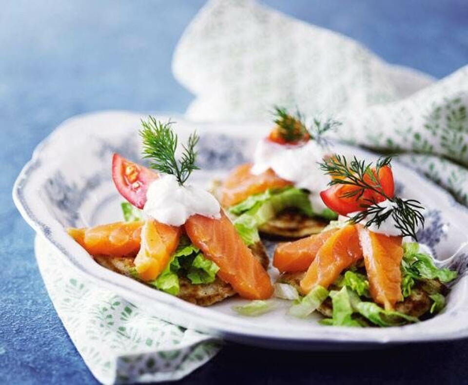 Rugblinis med røget laks