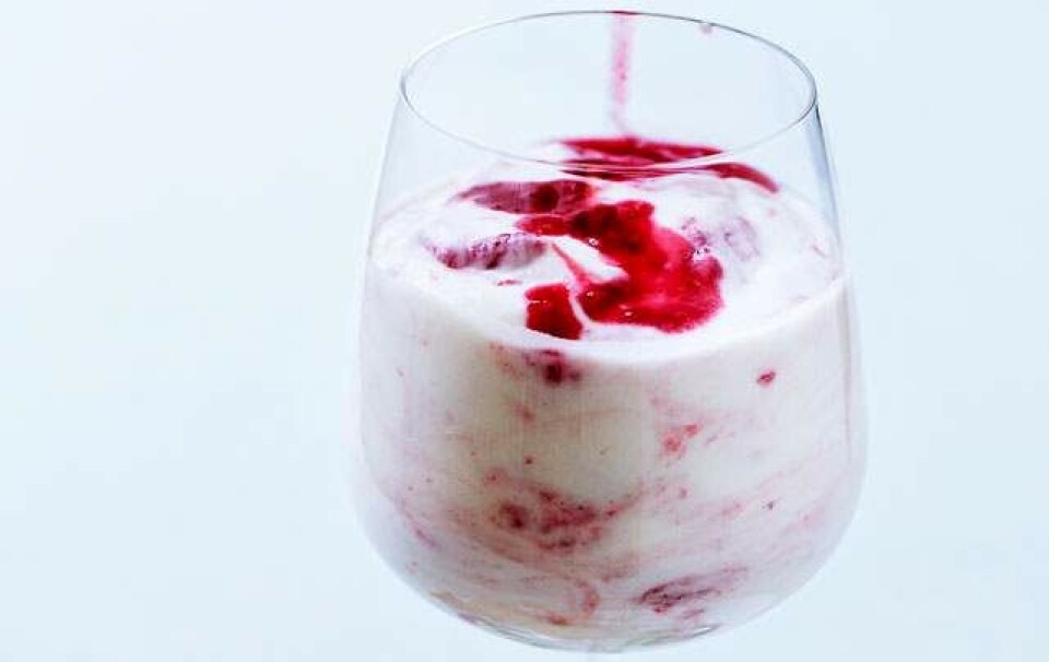 Opskrift på hindbær-syllabub med sprøde timiankiks