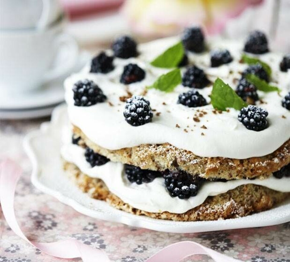 Rugbrødslagkage med brombær