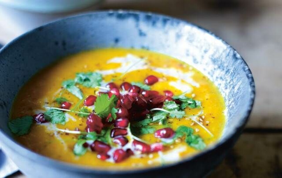Gulerodssuppe med granatæble & koriander