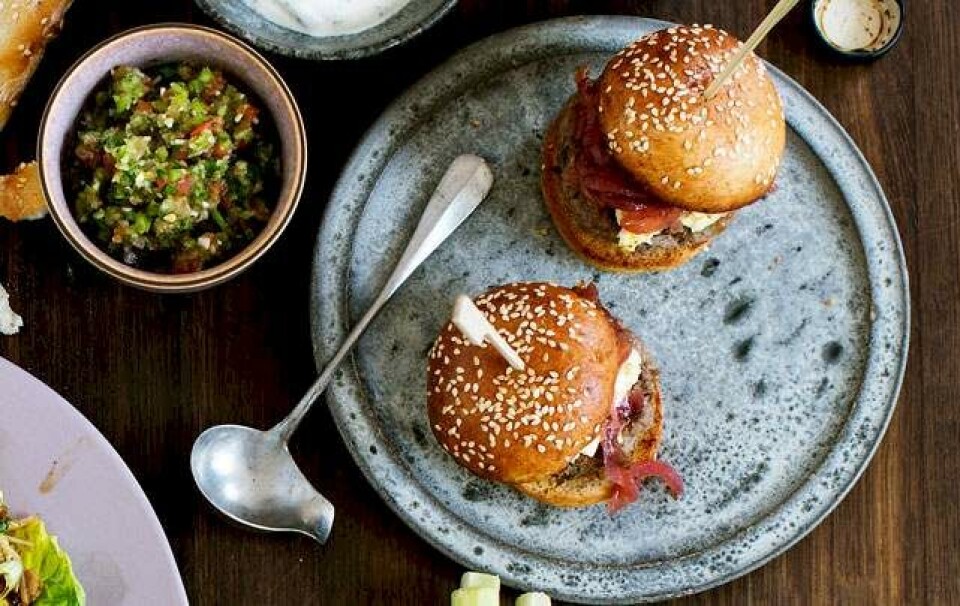 Opskrift på miniburgere med løgkompot og gorgonzola