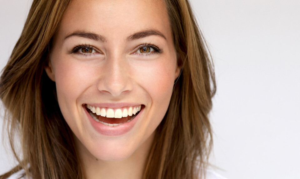 Kvinde smiler sorte rande