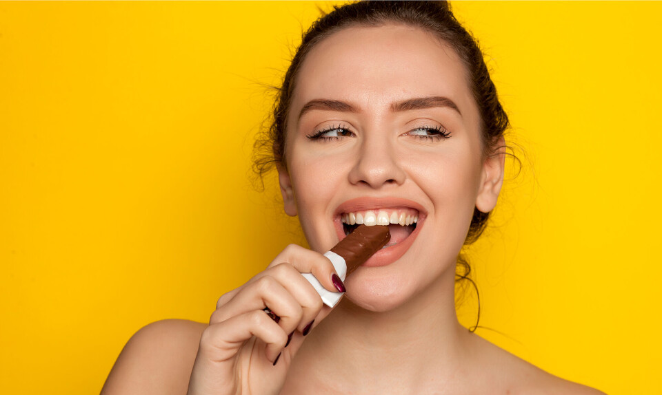 kvinde spiser chokoladebar