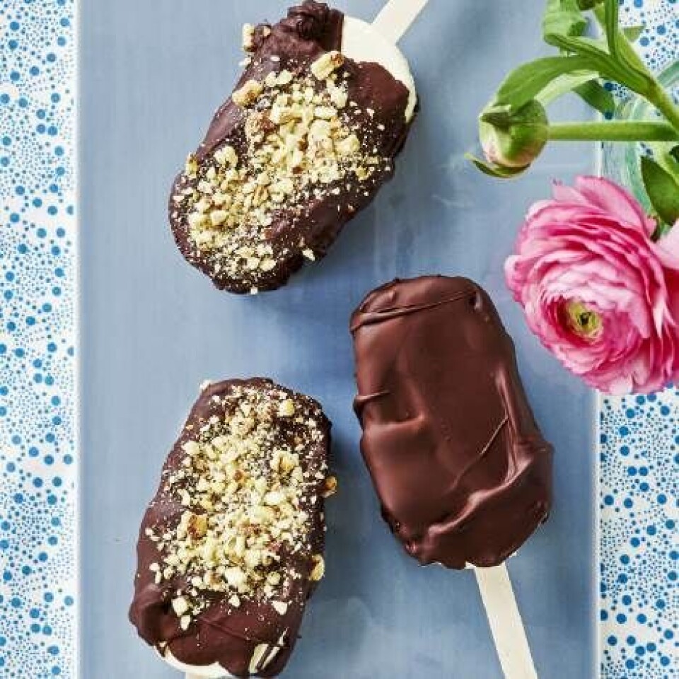 Chokoladeispinde med nøddedrys