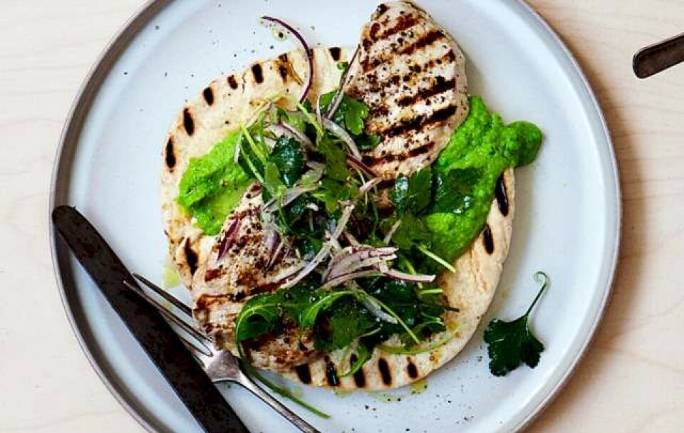 Opskrift på grillet gris med ærtepuré og pitabrød