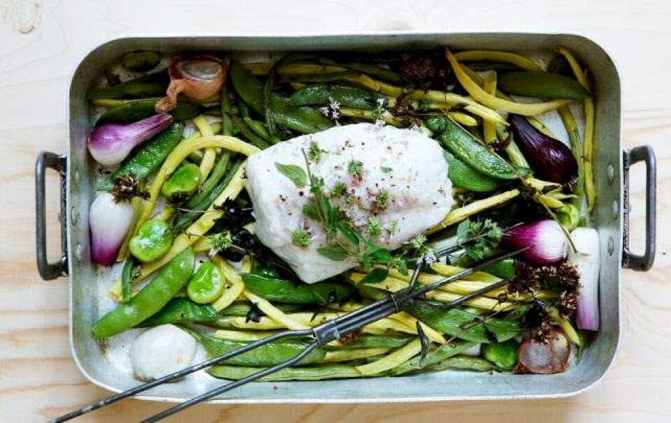Opskrift på ovnbagte bønner med løg, fisk og smørsovs