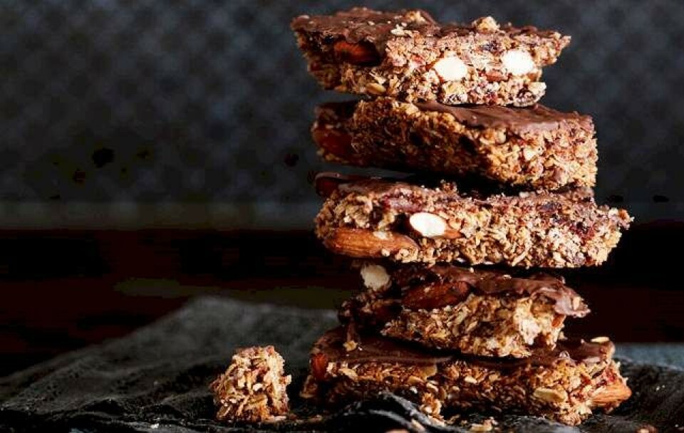 Opskrift på müslibar med nødder, frø og chokolade