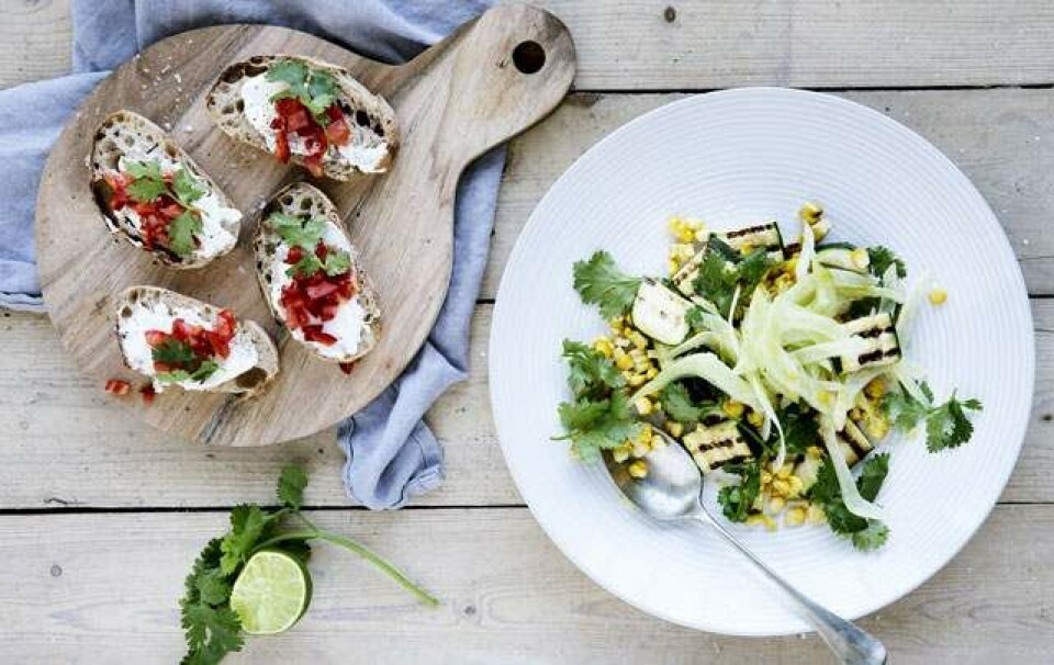 Grillet majs- og squashsalat med gedebrød