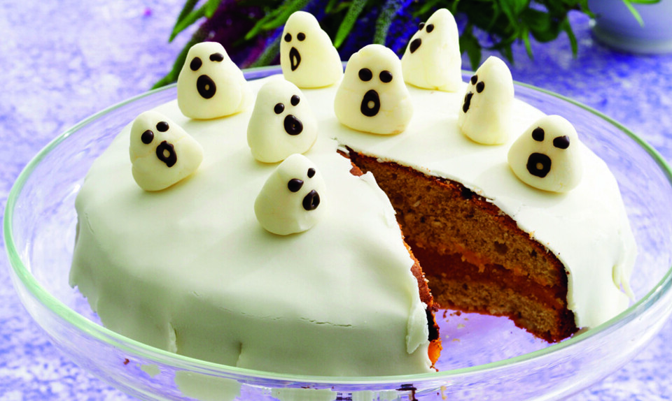 Halloween-lagkage med spøgelser