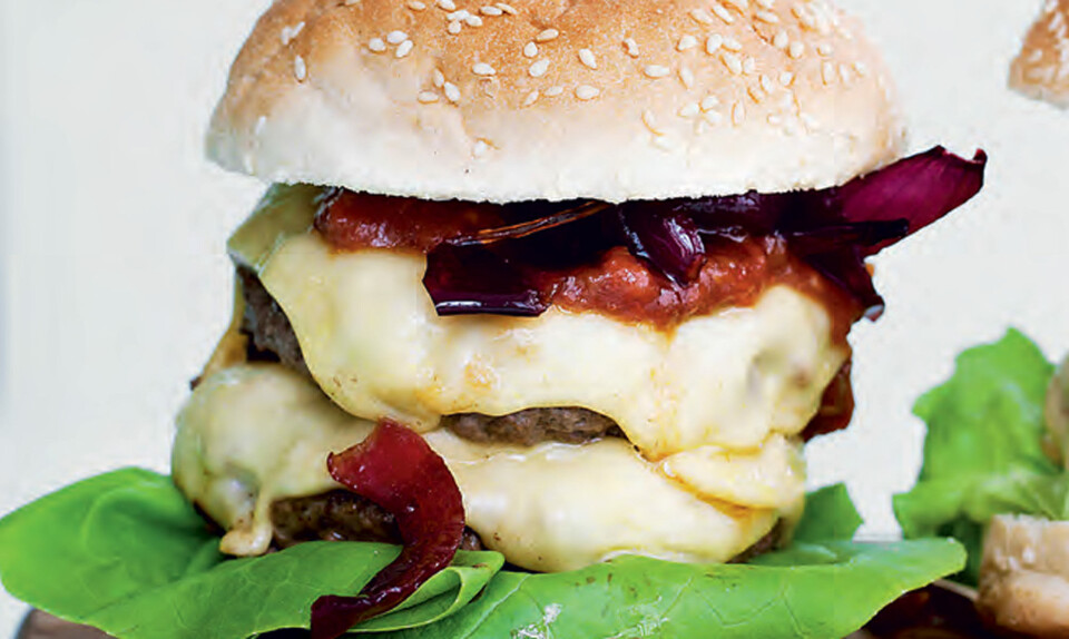 Opskrift på double cheddar cheeseburger med karamelliserede rødløg