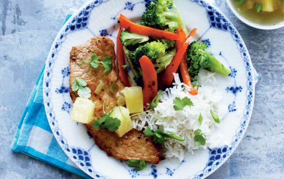 Skinkeschnitzler med sursød sovs