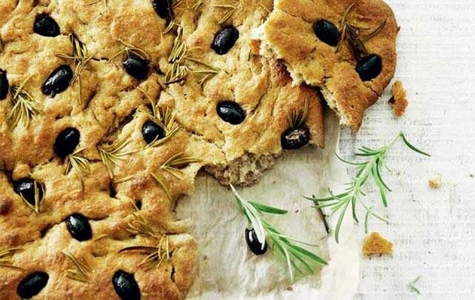 Focaccia med sorte oliven