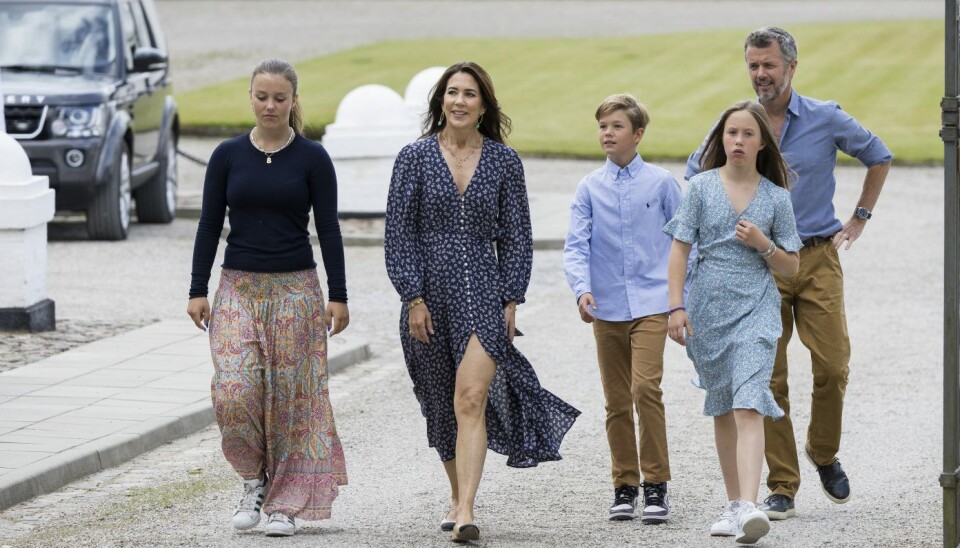 Kronprinsesse Mary med kronprins Frederik og børnene på Gråsten Slot. (Foto: Henrik R. Petersen)
