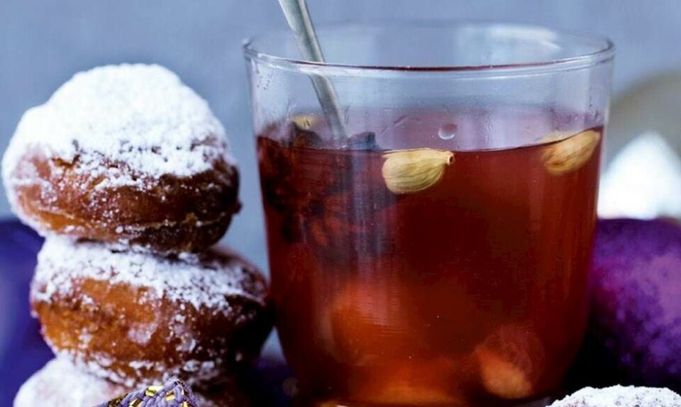 Pink gløgg med granatæblesaft og rose