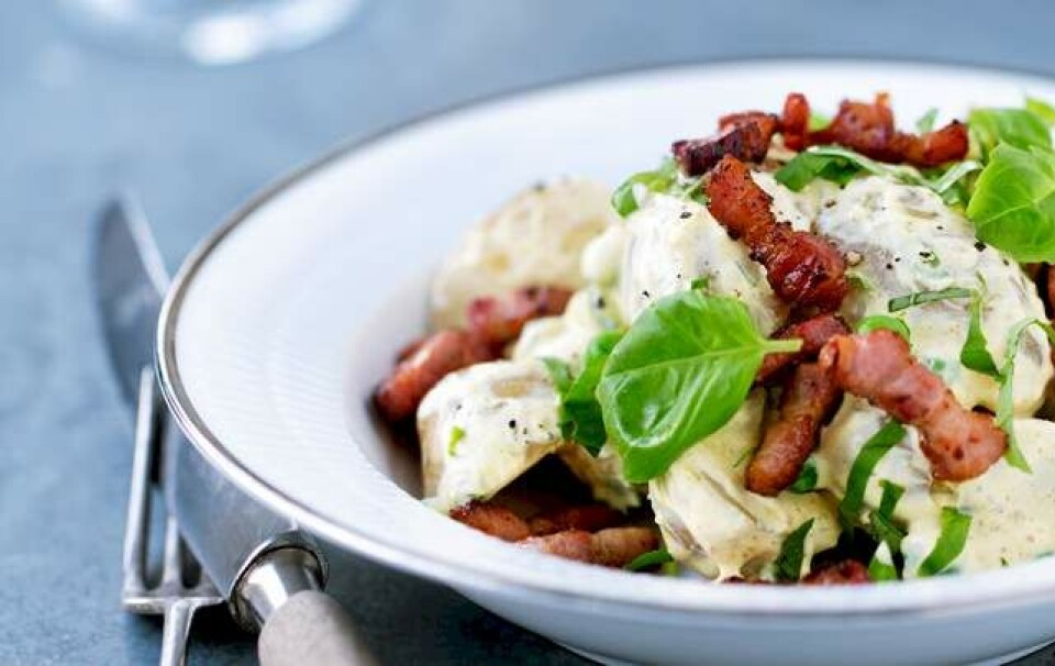 Karry-kartoffelsalat med ærter og bacon