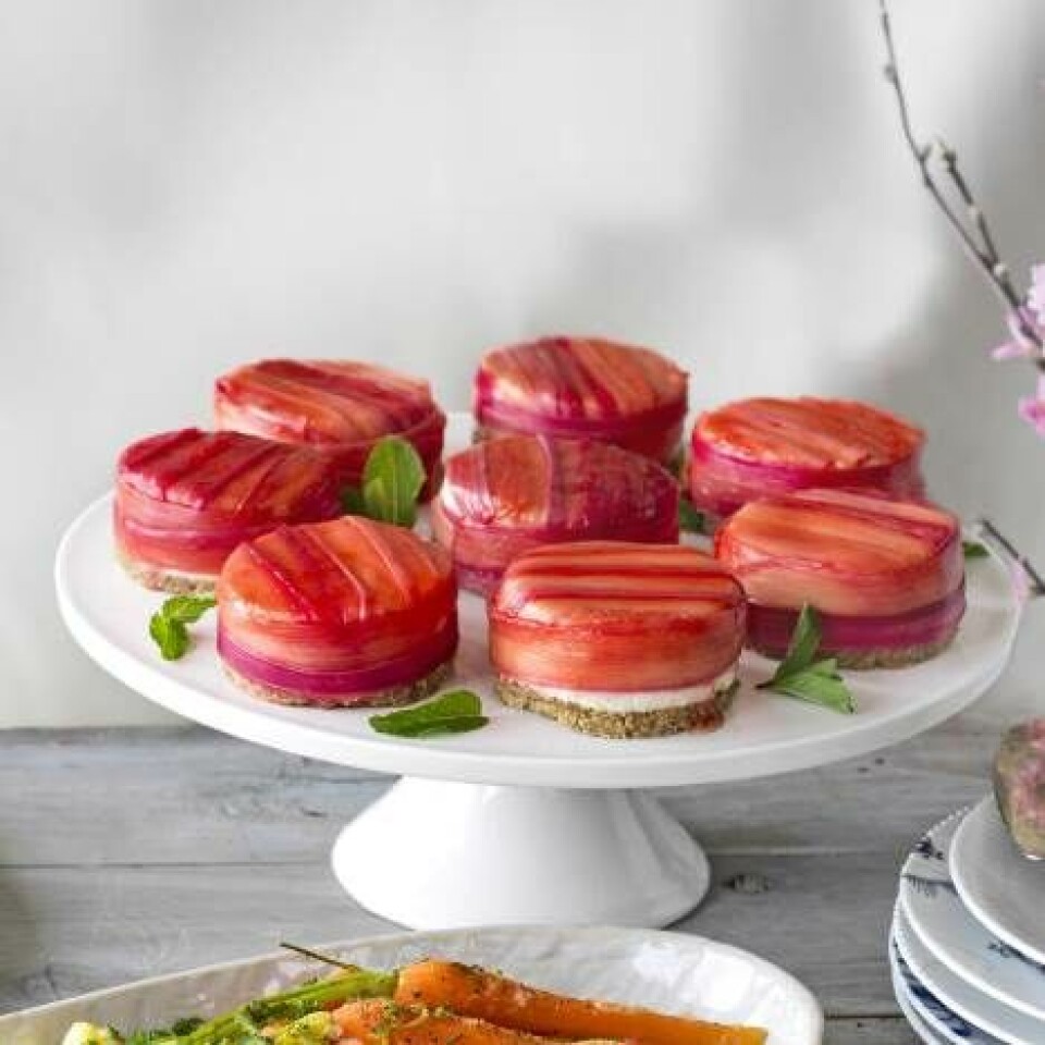 Små cheesecakes med rabarber