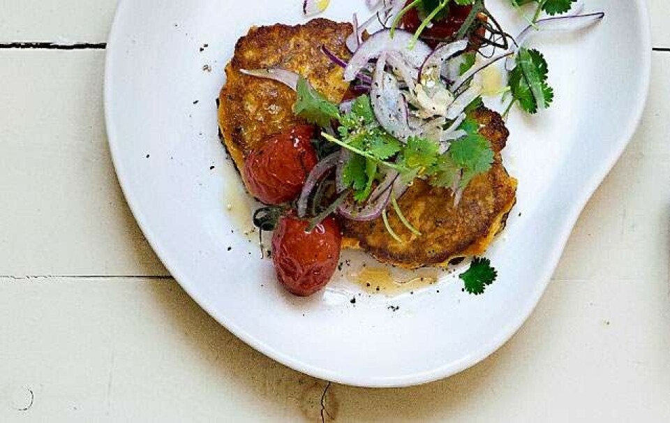 Opskrift på majskager med tigerrejer, cherrytomater og koriandersalat