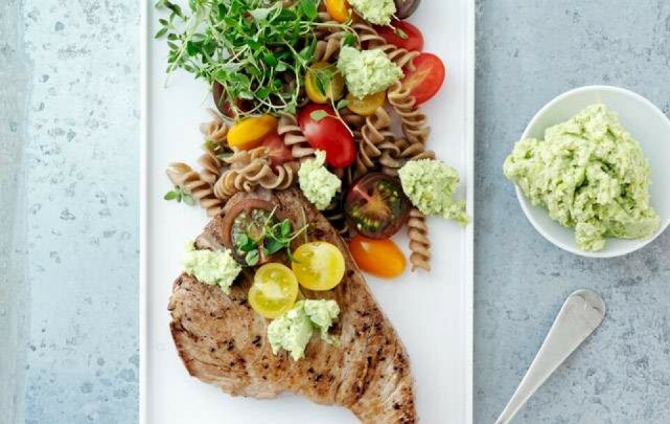 Rød tun med pastasalat og sojabønnemos