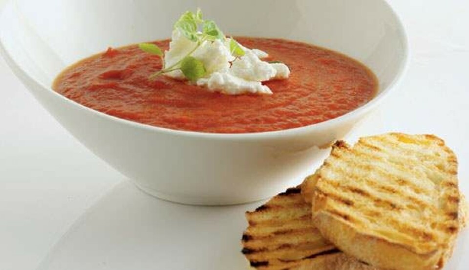 Tomat- og pebersuppe med gedeost
