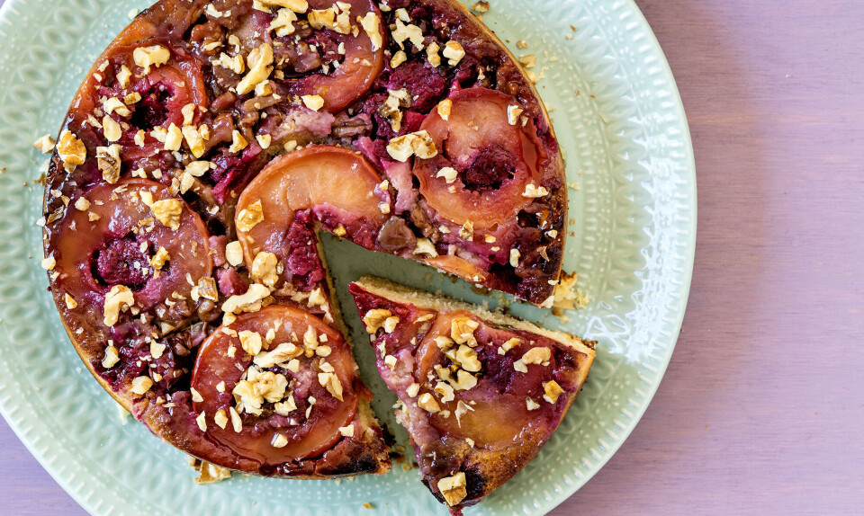 Upside-down kage med æbler og nødder