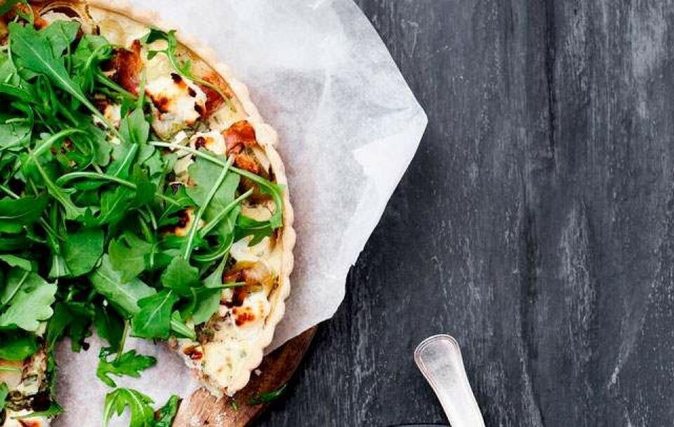 Opskrift på quiche med gedeost, bacon og rucola