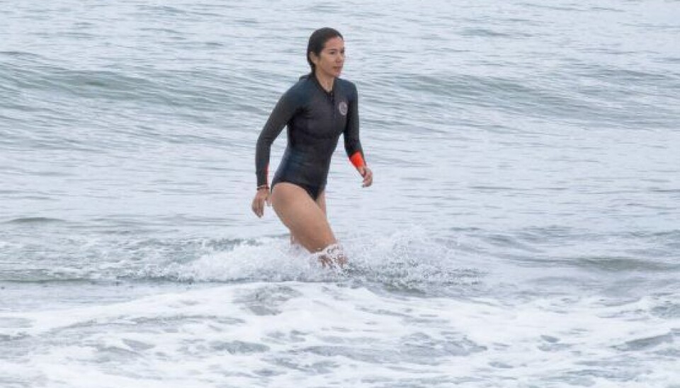 I 2019 blev Mary første gang spottet i den sorte våddragt fra australske Rip Curl. Den beskytter hele overkroppen mod solens stråler. (Foto: Anthon Unger)