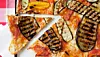 Opskrift på fuldkornspizza med grillede grøntsager og ost