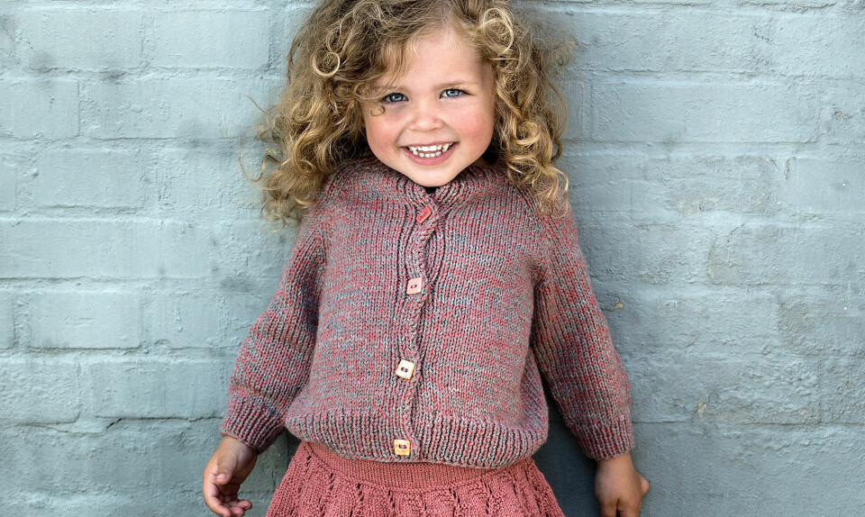 Klassisk trøje og nederdel med bladmønster