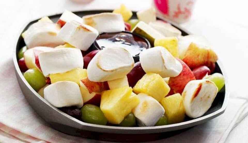 Opskrift på grillet frugt med skumfiduser