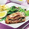Saltimbocca med salat og italiensk brød