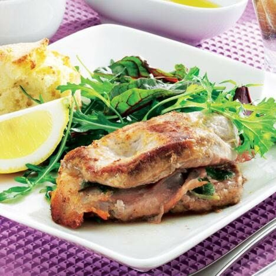 Saltimbocca med salat og italiensk brød