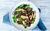 Nudelsalat med friske ærter, kylling og soja-sesam-dressing