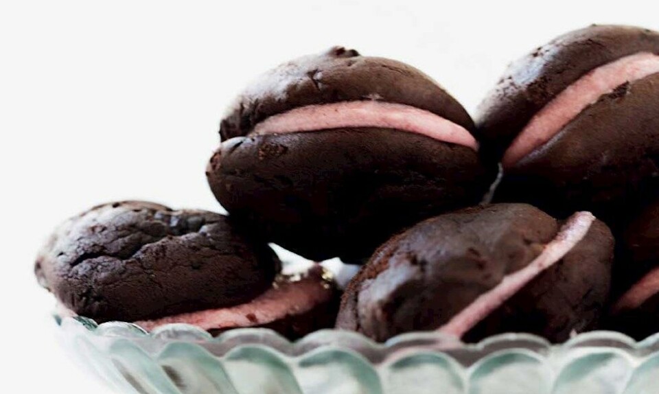 Whoopie pie opskrift med med kakao og hindbærfrosting