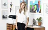 Christel Winthers garderobe rummer både glimmerstiletter og flade sneakers.