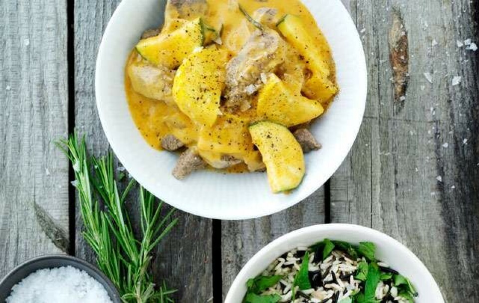 Bøf stroganoff med squash og rosmarin