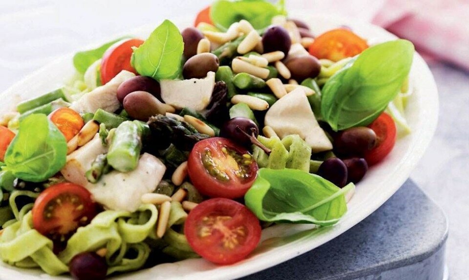 Pasta med kylling, asparges og tomater