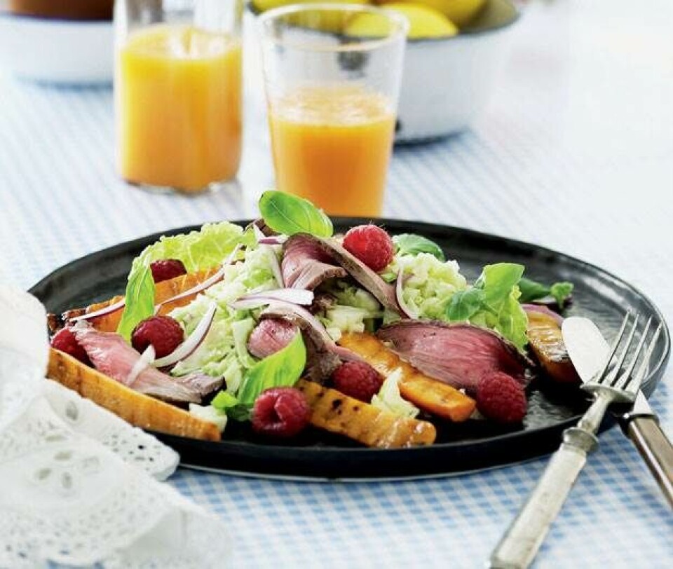 Middagssalat med timiangulerødder og flanksteak