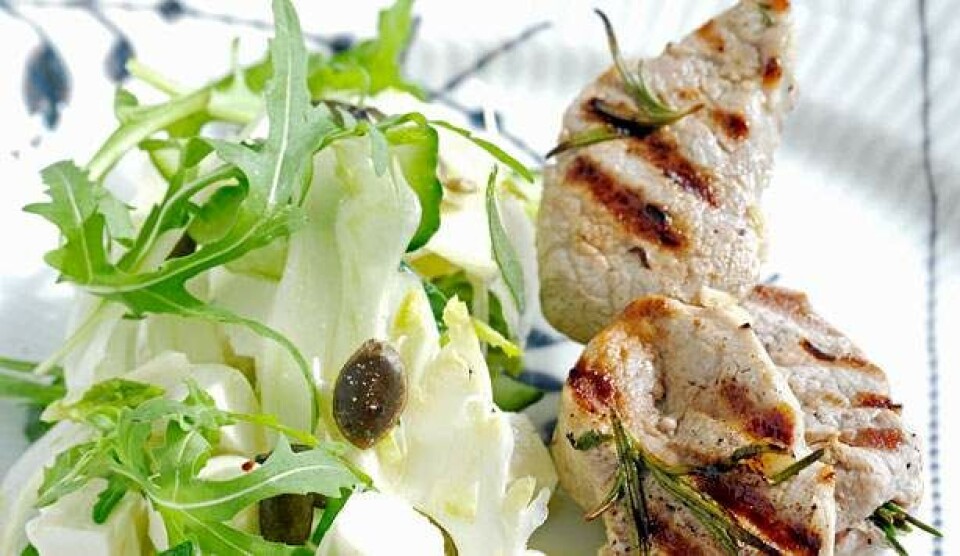 Opskrift på gris rosmarinspyd med feta-fennikel-salat