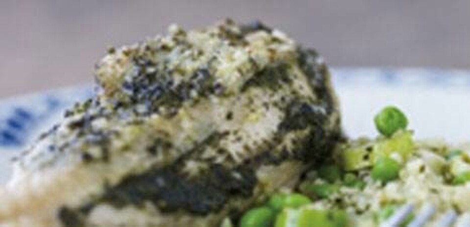 Sprødstegt kylling med ærter i bulgur med pesto
