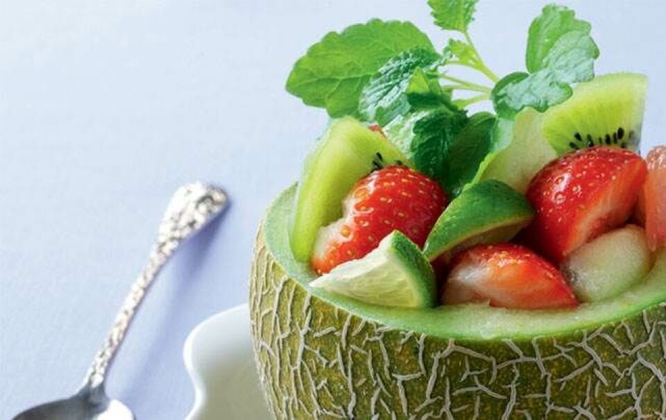Frugtcocktail serveret i melon