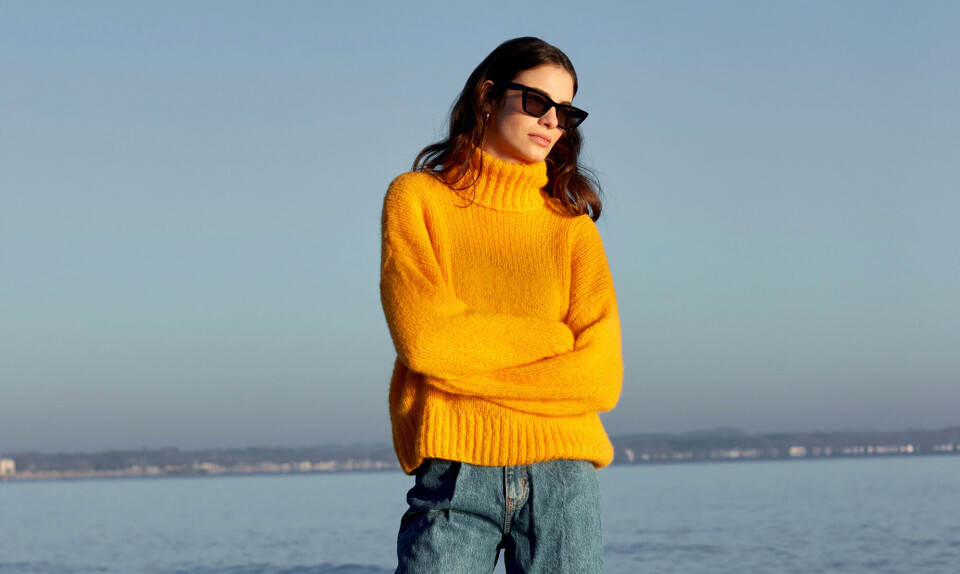 Strikket rullekravesweater i gul