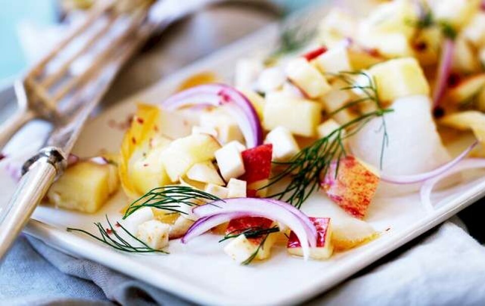 Opskrift på syltet æble og selleri med røget fisk